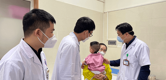 Phẫu thuật tạo hình bé trai 2 tuổi mắc Nevus (Nơvi) hắc tố bẩm sinh khổng lồ vùng lưng, gáy